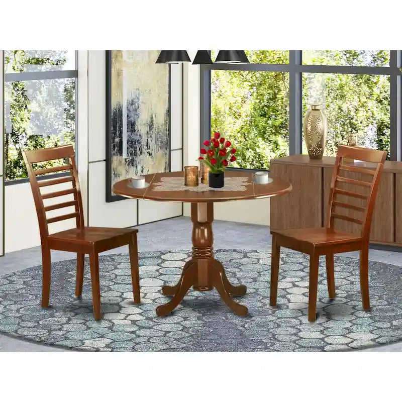 Table à manger ronde à rallonges avec finition en acajou et lattes de bois.
