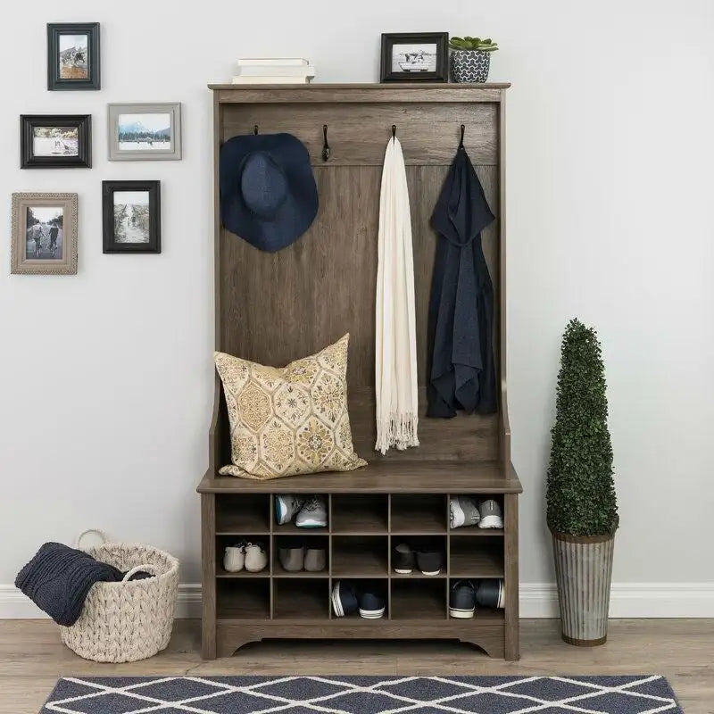 Meuble d'entrée gris avec casiers à chaussures, patères et banc de rangement